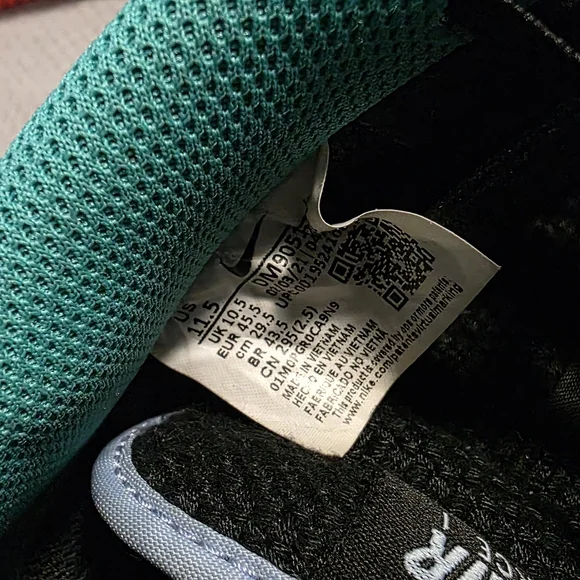 Nike Black and Teal Sneakers - Picture 6 of 7